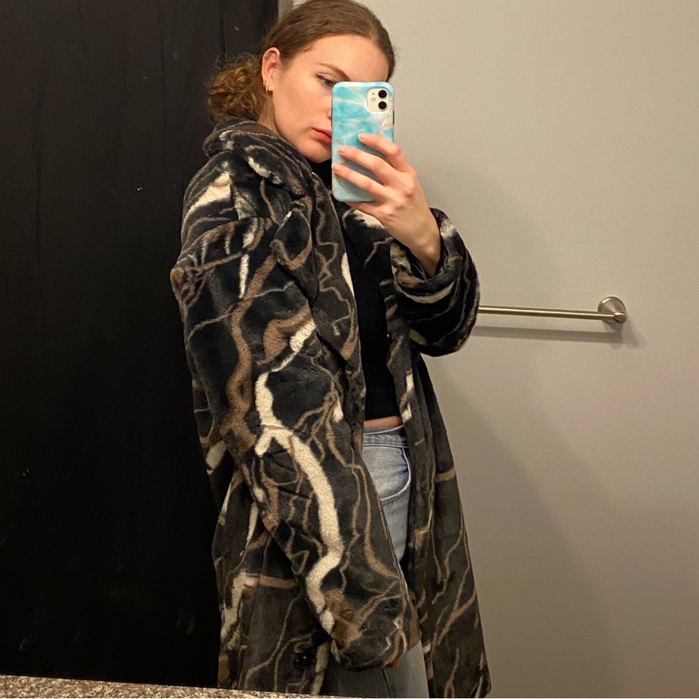 Tall Alloy Apparel Faux fur coat S/M - Picture 13 of 13